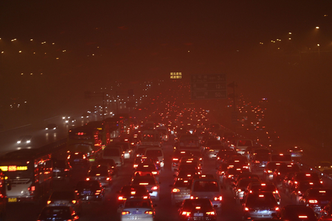 畅通无阻 恣行无忌 谁让排放不达标车上了路？.jpg