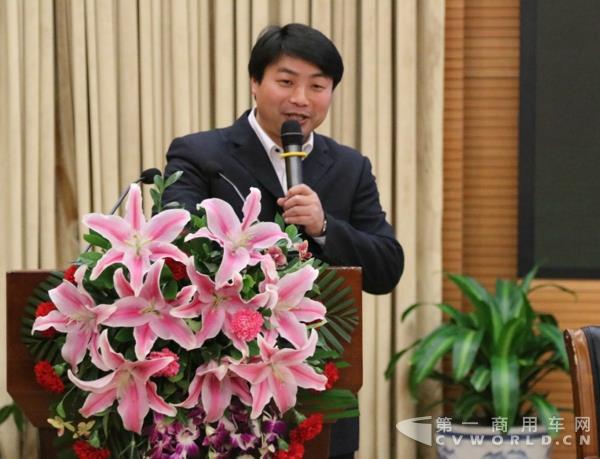 中国汽车流通协会商用车商会秘书长钟渭平.jpg
