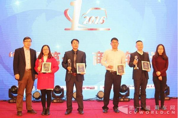 获奖企业颁奖（左一为福田康明斯代表）.jpg