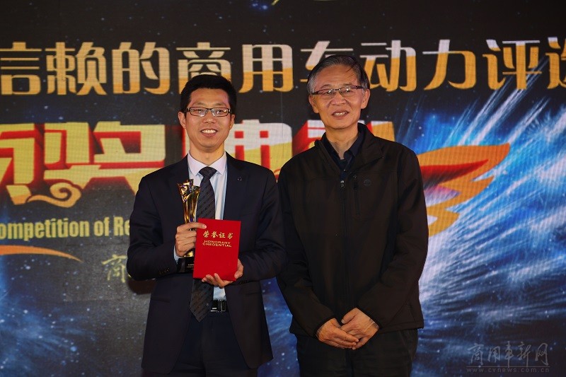 内燃机工业协会副秘书长魏安力（右）向锡柴代表颁发金牌发动机奖