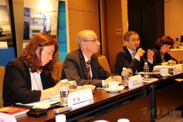 王伟良(左三)回答记者提问 王伟良(左三)回答记者提问