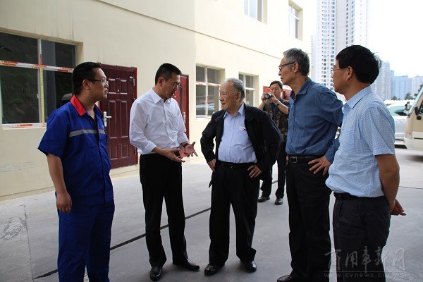 孟斌(左二)向何光远一行汇报加注站建设和使用情况 孟斌(左二)向何光远一行汇报加注站建设和使用情况