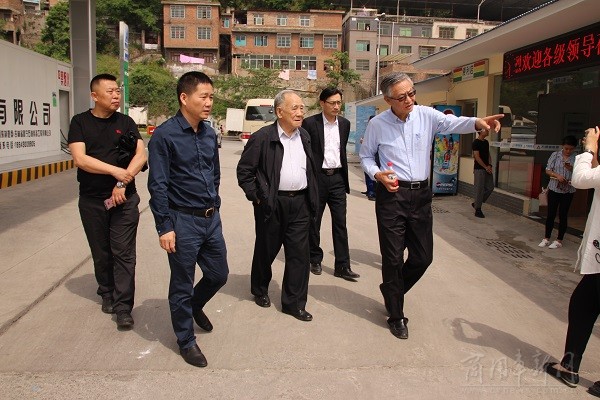 何光远一行考察云岩区三桥改茶大道甲醇撬装加注站 何光远一行考察云岩区三桥改茶大道甲醇撬装加注站