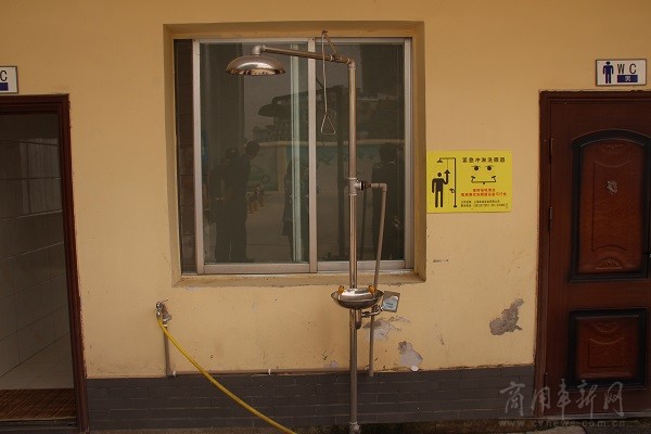 加注站配备的喷淋洗眼装置 加注站配备的喷淋洗眼装置