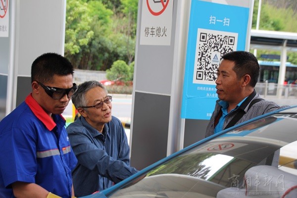 魏安力向甲醇出租车驾驶员了解车辆使用情况 魏安力向甲醇出租车驾驶员了解车辆使用情况