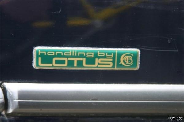 充满信仰的handling by LOTUS标识，虽然路特斯也救不了当时被戏称为“半成品”，搭载在GEMINI上的四轮转向系统（这是后话）。