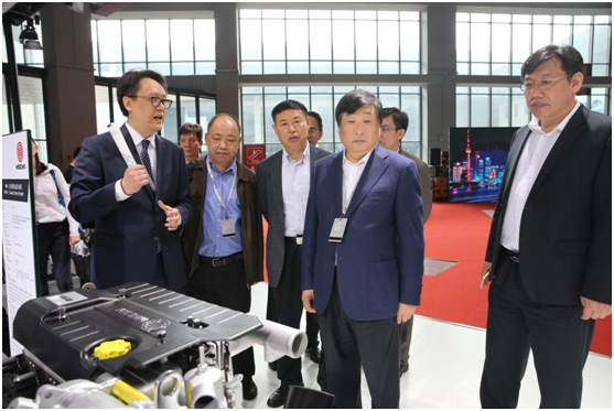 潍柴全系列国六动力亮相上海车展 谭旭光参观展会 潍柴全系列国六动力亮相上海车展 谭旭光参观展会
