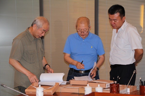 专家组专家正在审查试点工作的各项数据资料 专家组专家正在审查试点工作的各项数据资料