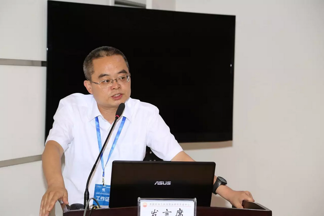 中国石油兰州润滑油研究开发中心副总工程师谢惊春先生做报告