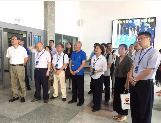 嘉宾参观中国石油兰州润滑油研究开发中心润滑油评定中心
