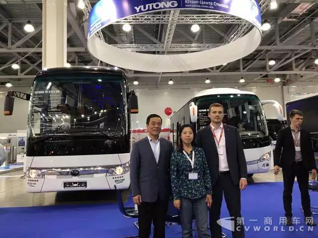 左一：东风康明斯总经理熊振洪