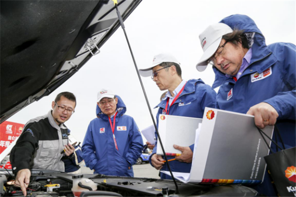 参选企业工程师解答评委专家的提问(右至左分别为专家评委许敏、李理光、王建昕) 参选企业工程师解答评委专家的提问(右至左分别为专家评委许敏、李理光、王建昕)