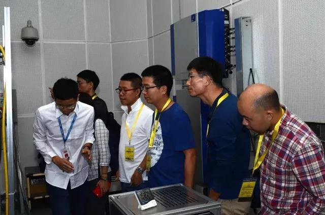 参观单缸机燃烧试验的实验台架