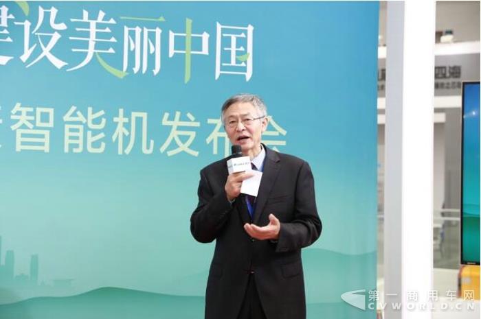 中国内燃机工业协会副秘书长魏安力接受记者采访