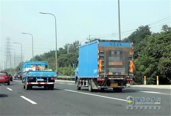 违章行驶的卡车
