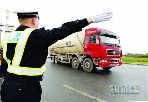 交警正在进行现场执法