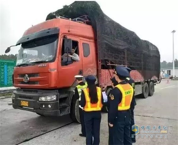 交警进行现场执法