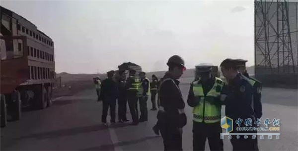 交警进行现场执法