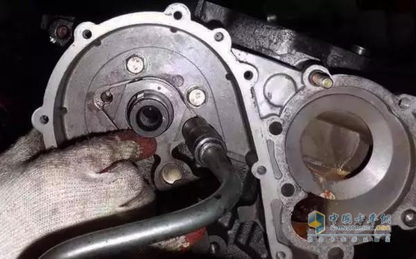 对发动机的相关部件做检查保养