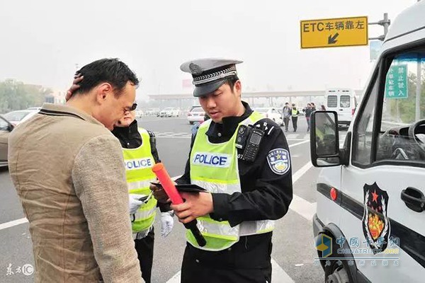 交通违章治理