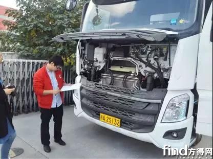 对申通车辆发动机进行定期保养检查