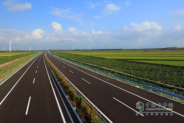 目前我国高速公路建设中的支出额与已偿还额还有较大差距