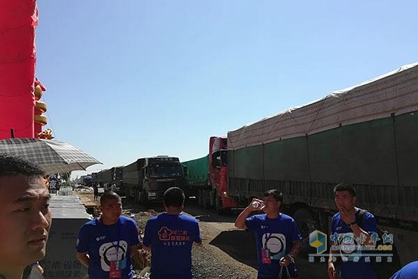 万家镇可兰素加注站统一服装的工作人员