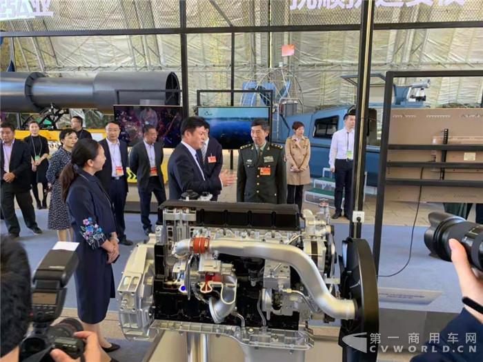 李尚福部长正在听取工作人员对产品的讲解介绍