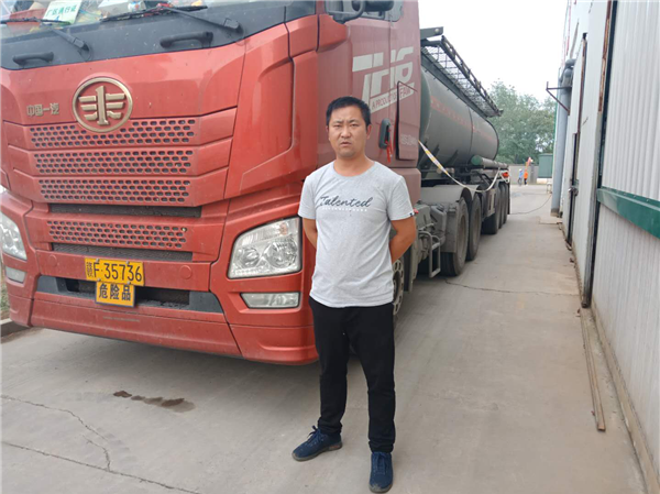 杨浩继和他配装锡柴发动机的解放卡车