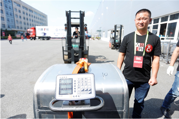 杨浩继在青汽节油赛上的油耗称重