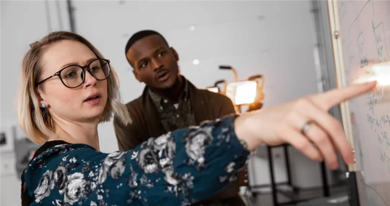 康明斯员工参与公司新的电动化业务