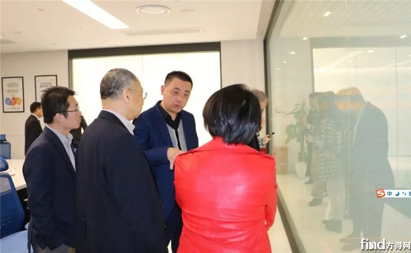 毕建伟副总裁详细介绍希杰荣庆自行开发的智能货仓系统 毕建伟副总裁详细介绍希杰荣庆自行开发的智能货仓系统