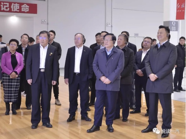 万钢(前排中)一行参观红旗工厂 万钢(前排中)一行参观红旗工厂