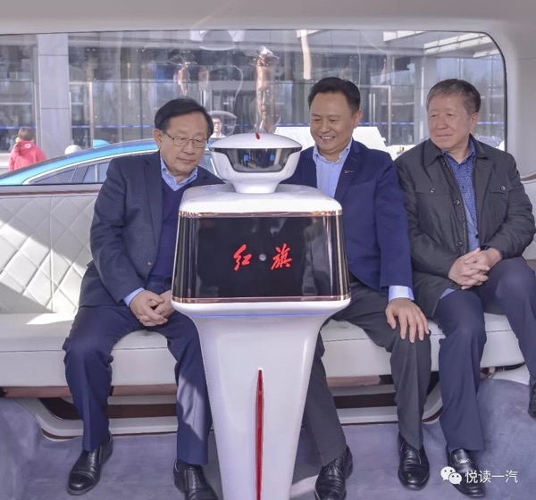 万钢(左一)试乘红旗智能小巴 万钢(左一)试乘红旗智能小巴