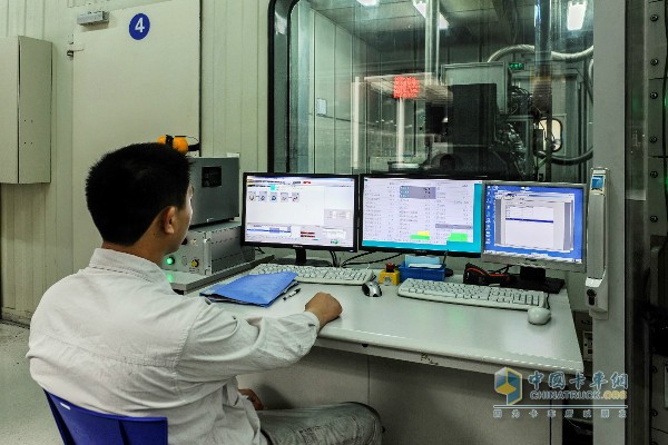 一汽解放事业部开发测试人员对锡柴发动机进行检验 一汽解放事业部开发测试人员对锡柴发动机进行检验