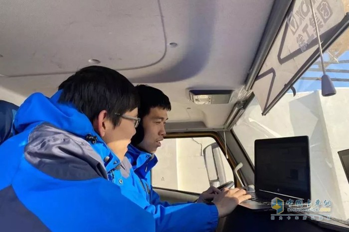 上柴工程师不畏严寒辛苦工作