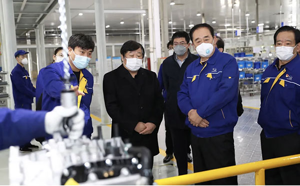 谭旭光在盛瑞传动公司调研