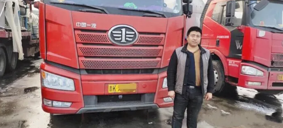 牛福明与爱车合影