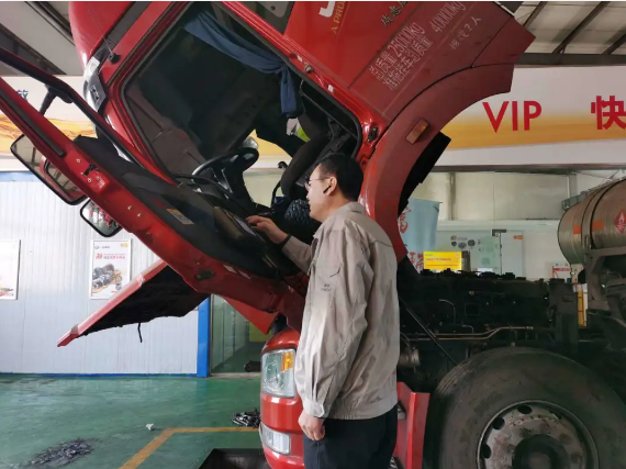 服务人员检查发动状态