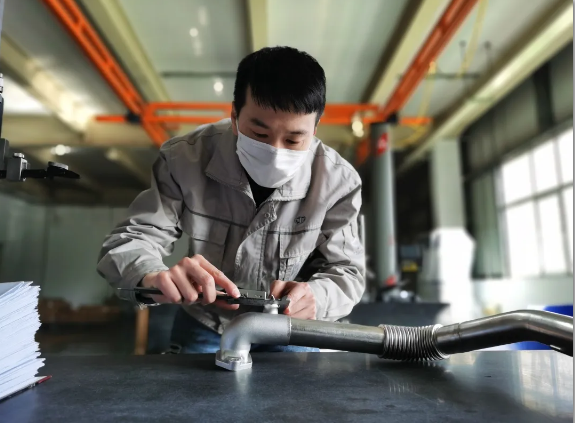 采购人员现场检验零部件质量