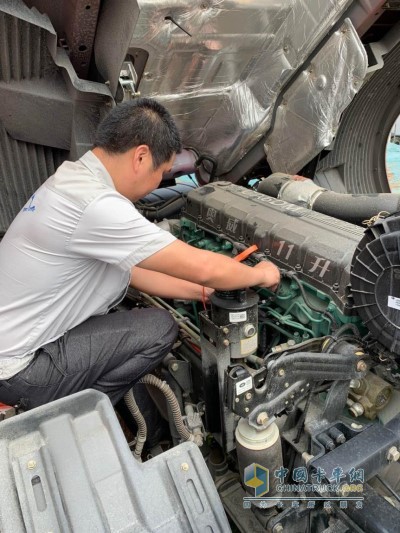 唐师傅正在检修解放动力奥威CA6DM2发动机