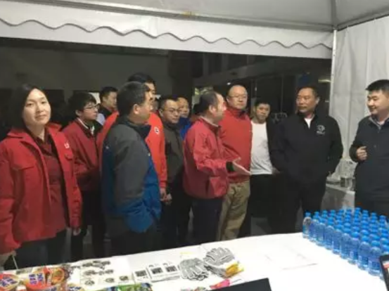 △2019年双十一期间东风康明斯的服务人员为客户介绍定制化服务方案