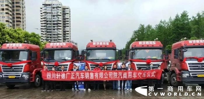 4月6日，一批装配玉柴国六燃气发动机的轩德3系燃气牵引车批量交付客户。