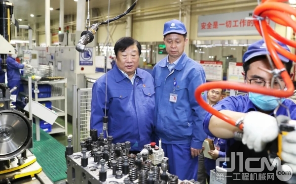 谭旭光察看WP10发动机的装配