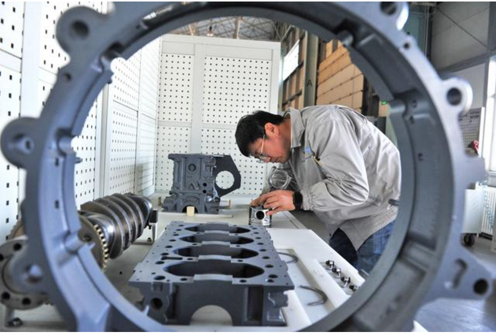 ▲鹿新弟在技能大师工作室整理实训用具。