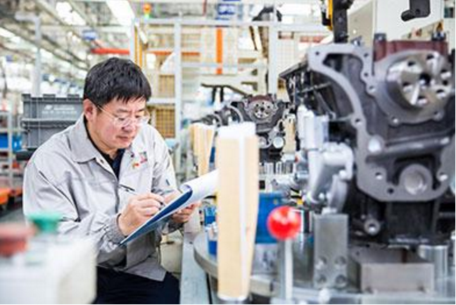 ▲鹿新弟在生产现场统计柴油机数据。