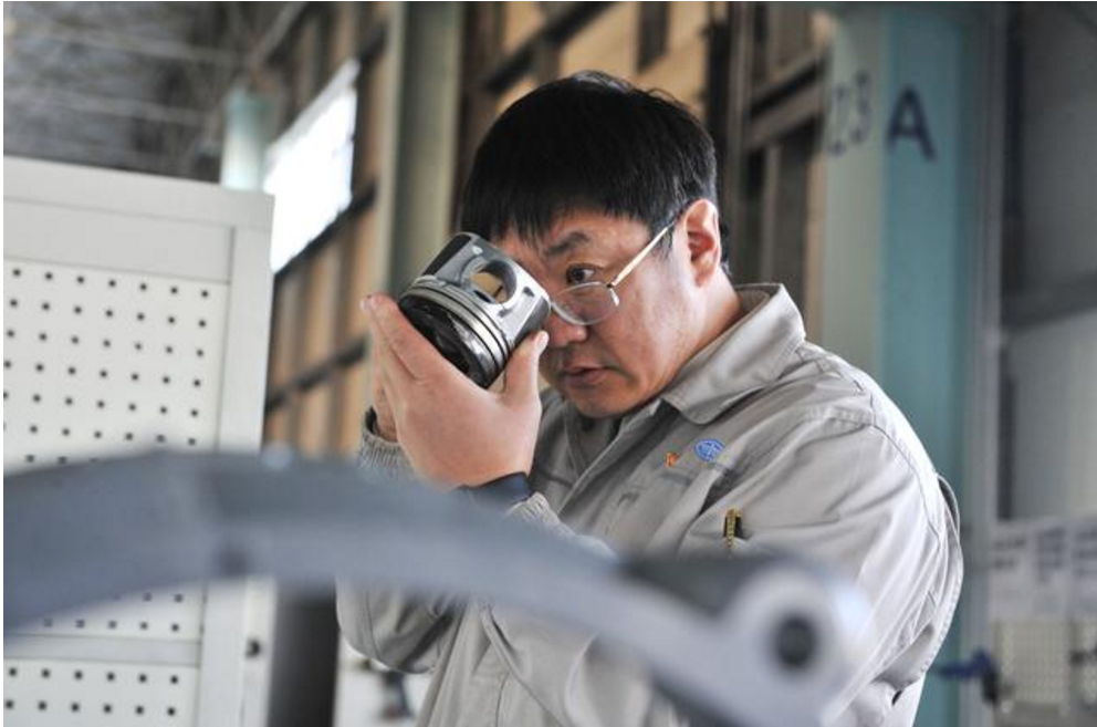 ▲鹿新弟在进行柴油机故障模式分析。