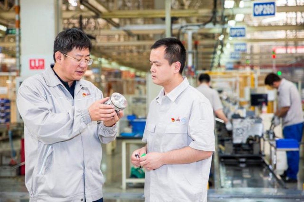 ▲鹿新弟在车间进行现场教学。