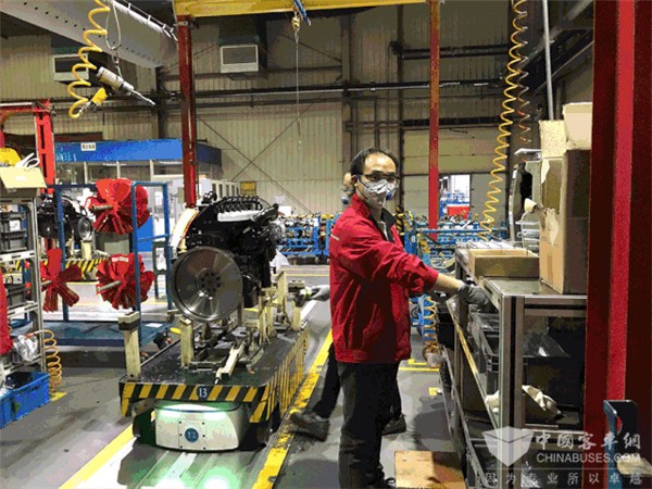 部分支援一线的志愿者照片