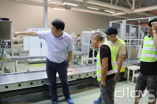 用户参观考察华菱重卡四大工艺生产车间和汉马发动机生产车间